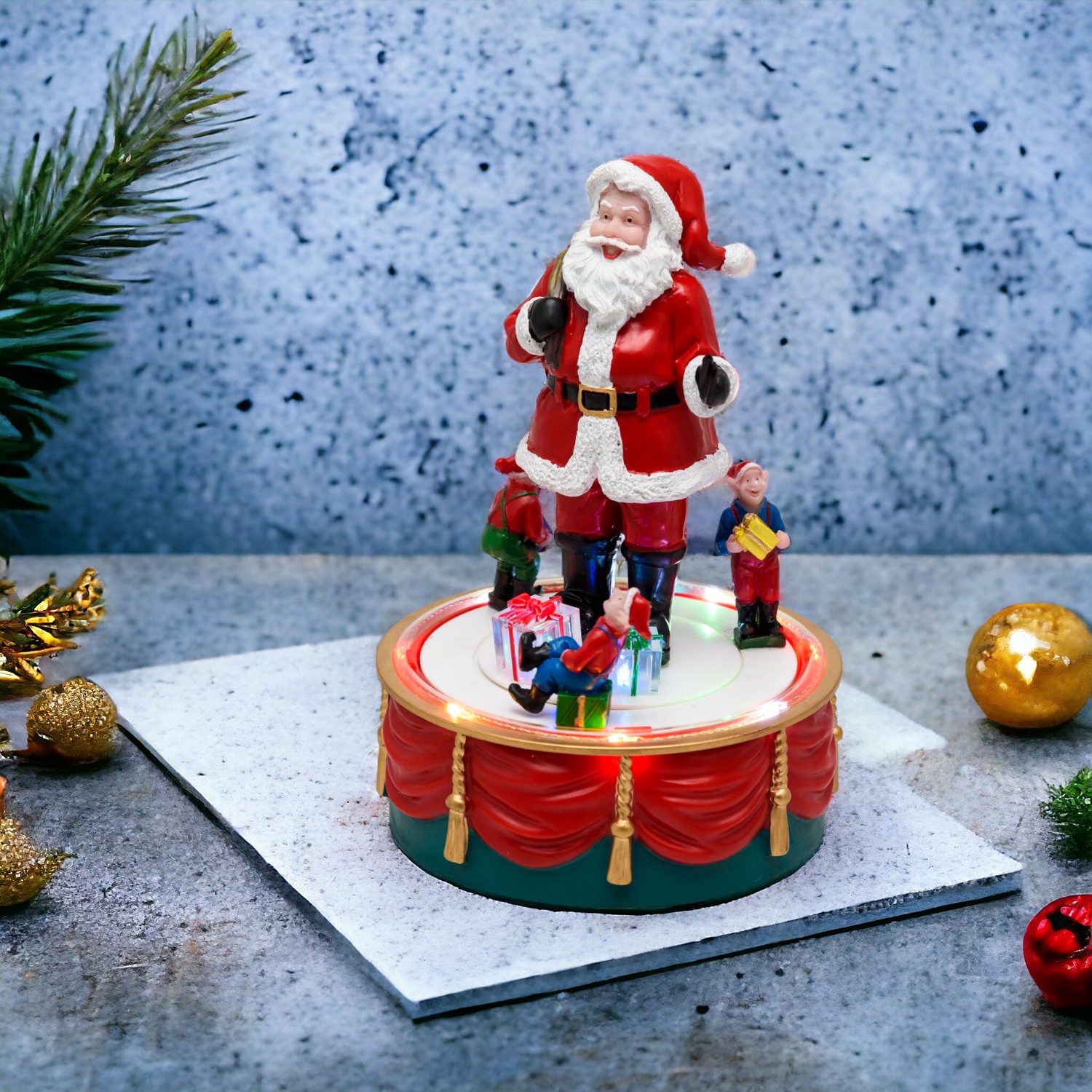 Babbo Natale con elfi rotanti a batteria ø13xH19cm